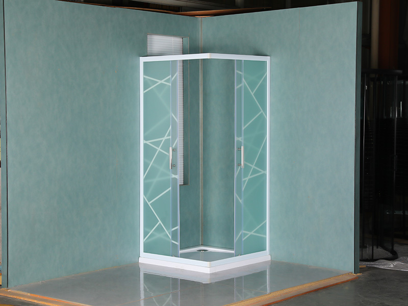 SQ Sürgülü Duş Kabini, Baskılı Mat Temperli Cam, Beyaz Alüminyum Profil, Çift Delikli Kulp, Tepsili SQ Sürgülü Duş Kabini, Baskılı Mat Temperli Cam, Beyaz Alüminyum Profil, Çift Delikli Kulp, Tepsili