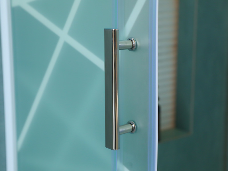 SQ Sürgülü Duş Kabini, Baskılı Mat Temperli Cam, Beyaz Alüminyum Profil, Çift Delikli Kulp, Tepsili SQ Sürgülü Duş Kabini, Baskılı Mat Temperli Cam, Beyaz Alüminyum Profil, Çift Delikli Kulp, Tepsili