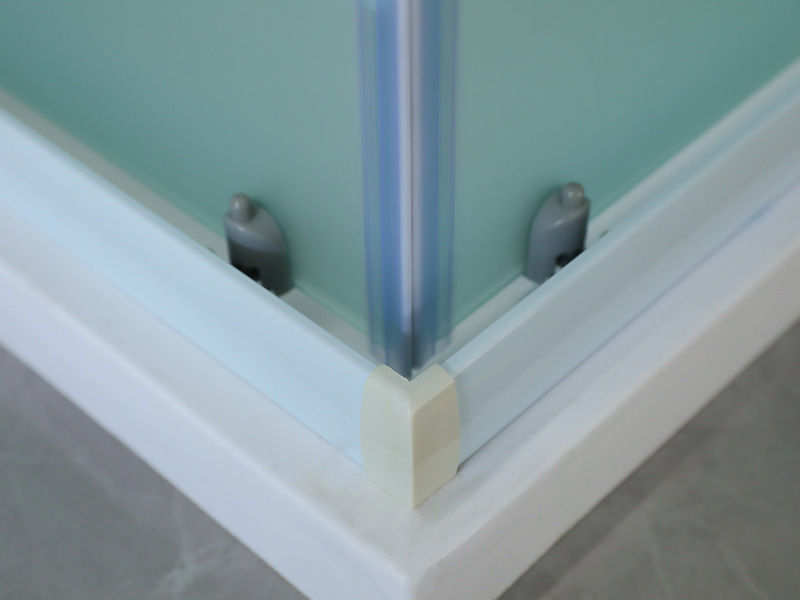 SQ Sürgülü Duş Kabini, Baskılı Mat Temperli Cam, Beyaz Alüminyum Profil, Çift Delikli Kulp, Tepsili SQ Sürgülü Duş Kabini, Baskılı Mat Temperli Cam, Beyaz Alüminyum Profil, Çift Delikli Kulp, Tepsili