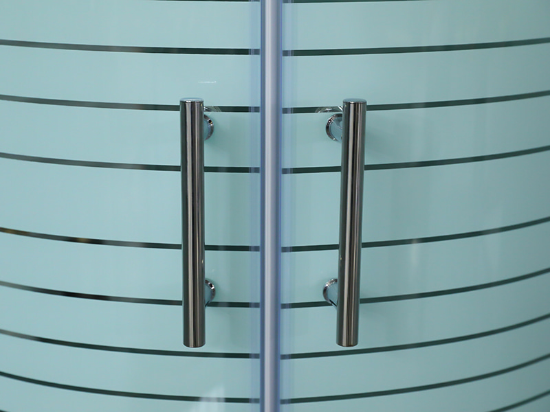 SE Sürgülü Duş Kabini, Baskılı Şeffaf Temperli Cam, Krom Alüminyum Profil, Çift Delikli Kulp, Tepsili SE Sürgülü Duş Kabini, Baskılı Şeffaf Temperli Cam, Krom Alüminyum Profil, Çift Delikli Kulp, Tepsili