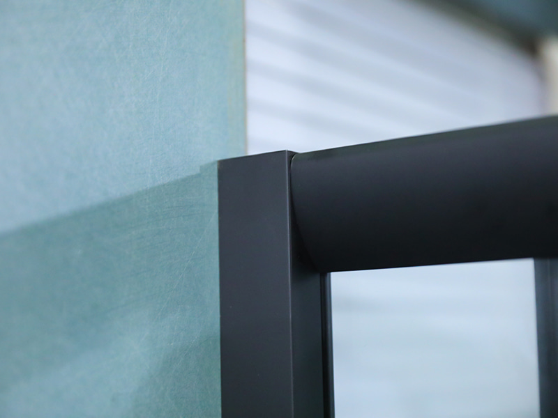 RE Sürgülü Duş Kabini, Baskılı Şeffaf Temperli Cam, Siyah Alüminyum Profil, Çift Delikli Kulp, Tepsili RE Sürgülü Duş Kabini, Baskılı Şeffaf Temperli Cam, Siyah Alüminyum Profil, Çift Delikli Kulp, Tepsili