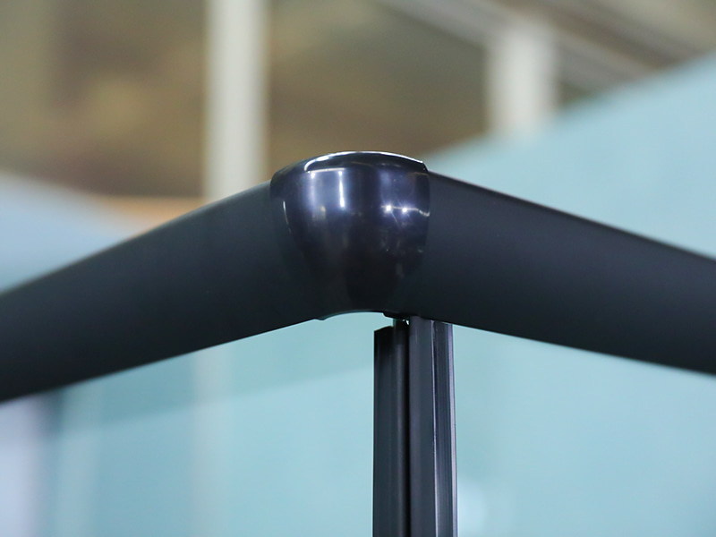 RE Sürgülü Duş Kabini, Baskılı Şeffaf Temperli Cam, Siyah Alüminyum Profil, Çift Delikli Kulp, Tepsili RE Sürgülü Duş Kabini, Baskılı Şeffaf Temperli Cam, Siyah Alüminyum Profil, Çift Delikli Kulp, Tepsili