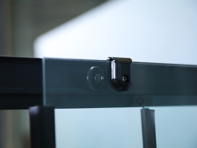 RE Sürgülü Duş Kabini, Baskılı Şeffaf Temperli Cam, Siyah Alüminyum Profil, Çift Delikli Kulp, Tepsili RE Sürgülü Duş Kabini, Baskılı Şeffaf Temperli Cam, Siyah Alüminyum Profil, Çift Delikli Kulp, Tepsili