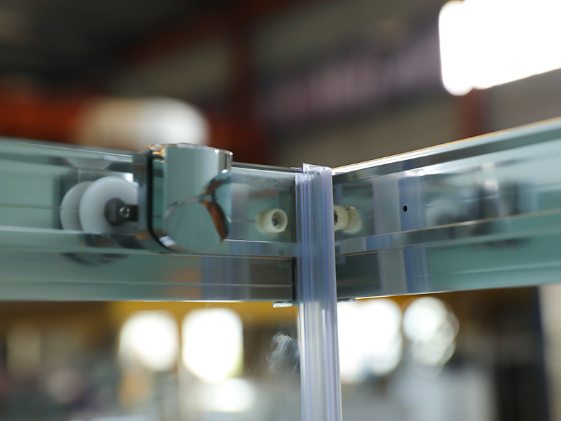 RE Sürgülü Duş Kabini, Şeffaf Temperli Cam, Krom Alüminyum Profil, Çift Delikli Kulp, Tepsili RE Sürgülü Duş Kabini, Şeffaf Temperli Cam, Krom Alüminyum Profil, Çift Delikli Kulp, Tepsili