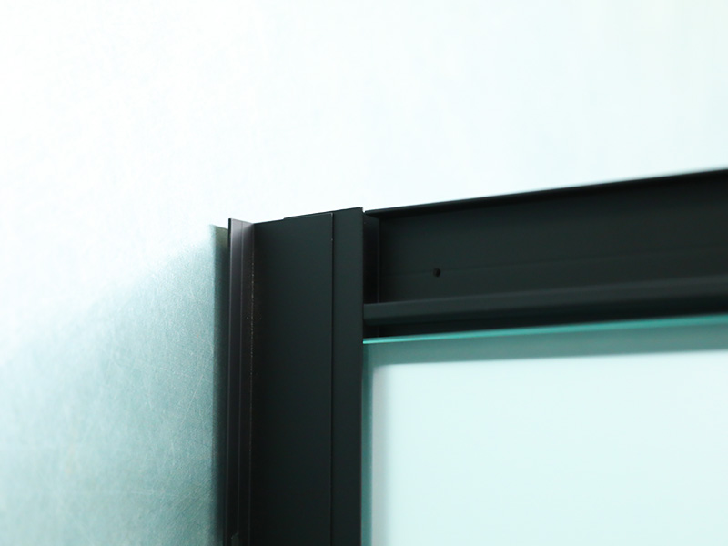 SQ Sürgülü Duş Kabini, Baskılı Mat Temperli Cam, Siyah Alüminyum Profil, Çift Delikli Kulp, Tepsili SQ Sürgülü Duş Kabini, Baskılı Mat Temperli Cam, Siyah Alüminyum Profil, Çift Delikli Kulp, Tepsili