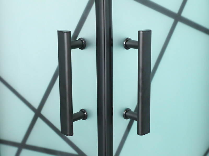 SQ Sürgülü Duş Kabini, Baskılı Mat Temperli Cam, Siyah Alüminyum Profil, Çift Delikli Kulp, Tepsili SQ Sürgülü Duş Kabini, Baskılı Mat Temperli Cam, Siyah Alüminyum Profil, Çift Delikli Kulp, Tepsili