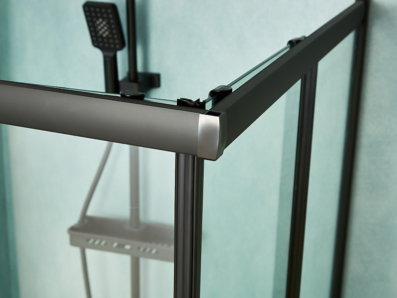 SQ Sürgülü Duş Kabini, Şeffaf Temperli Cam, Siyah Alüminyum Profil, Çift Delikli Kulp, Tepsili SQ Sürgülü Duş Kabini, Şeffaf Temperli Cam, Siyah Alüminyum Profil, Çift Delikli Kulp, Tepsili