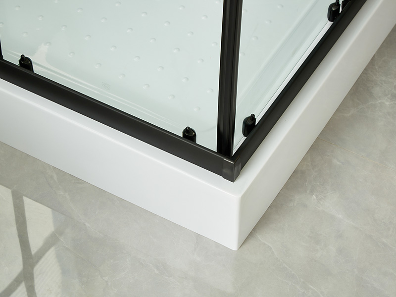 SQ Sürgülü Duş Kabini, Şeffaf Temperli Cam, Siyah Alüminyum Profil, Çift Delikli Kulp, Tepsili SQ Sürgülü Duş Kabini, Şeffaf Temperli Cam, Siyah Alüminyum Profil, Çift Delikli Kulp, Tepsili