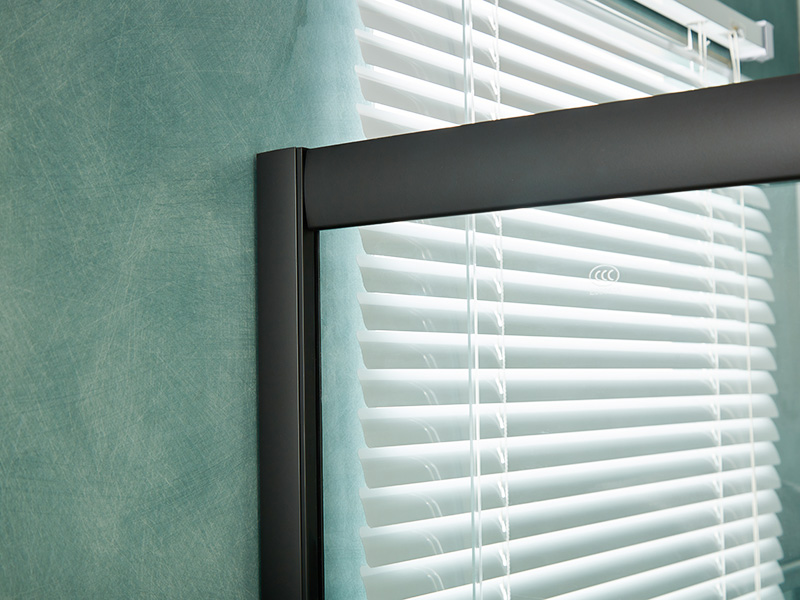 SQ Sürgülü Duş Kabini, Şeffaf Temperli Cam, Siyah Alüminyum Profil, Çift Delikli Kulp, Tepsili SQ Sürgülü Duş Kabini, Şeffaf Temperli Cam, Siyah Alüminyum Profil, Çift Delikli Kulp, Tepsili