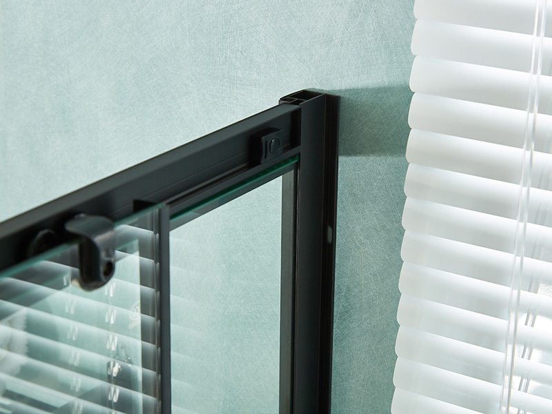 SQ Sürgülü Duş Kabini, Şeffaf Temperli Cam, Siyah Alüminyum Profil, Çift Delikli Kulp, Tepsili SQ Sürgülü Duş Kabini, Şeffaf Temperli Cam, Siyah Alüminyum Profil, Çift Delikli Kulp, Tepsili