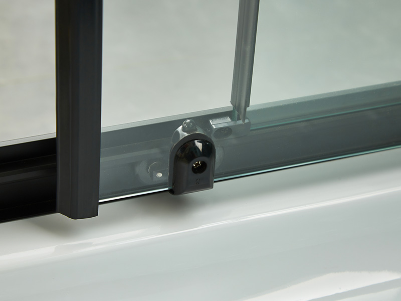 SQ Sürgülü Duş Kabini, Şeffaf Temperli Cam, Siyah Alüminyum Profil, Çift Delikli Kulp, Tepsili SQ Sürgülü Duş Kabini, Şeffaf Temperli Cam, Siyah Alüminyum Profil, Çift Delikli Kulp, Tepsili