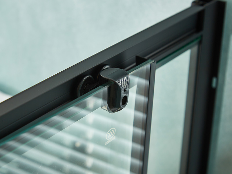 SQ Sürgülü Duş Kabini, Şeffaf Temperli Cam, Siyah Alüminyum Profil, Çift Delikli Kulp, Tepsili SQ Sürgülü Duş Kabini, Şeffaf Temperli Cam, Siyah Alüminyum Profil, Çift Delikli Kulp, Tepsili